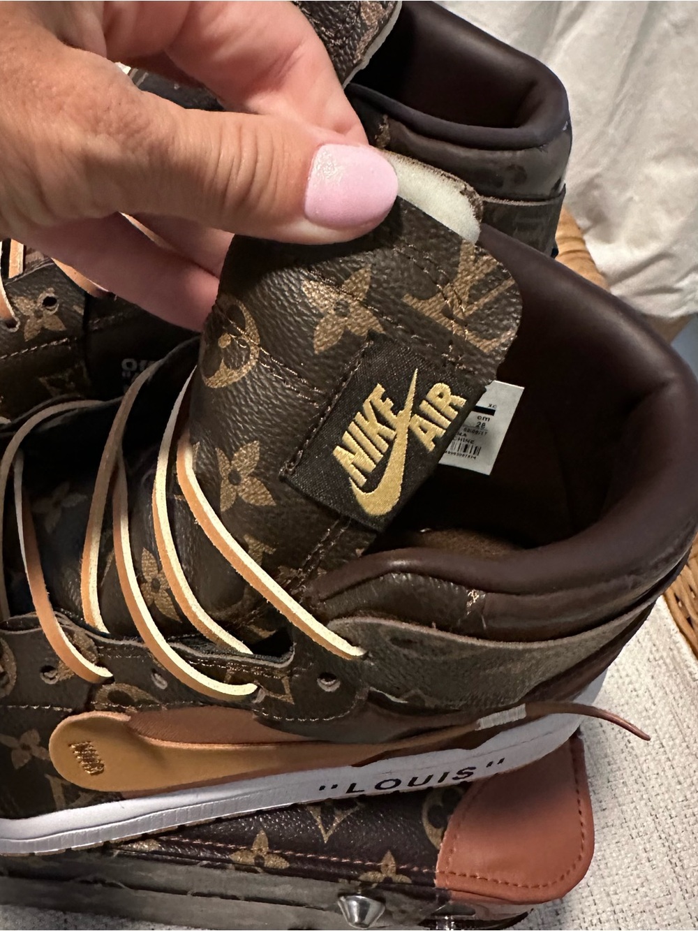 Custom-painted Nike Air Jordan 1 High - Picture 9 of 10